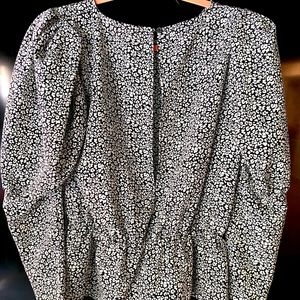 Blouse!Sleeves have slight puffing@shoulder &gathers @elbow for flattering fit!